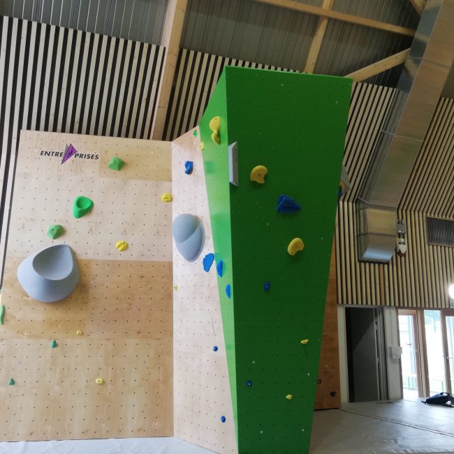 Mur d'escalade dans un gymnase à Blois