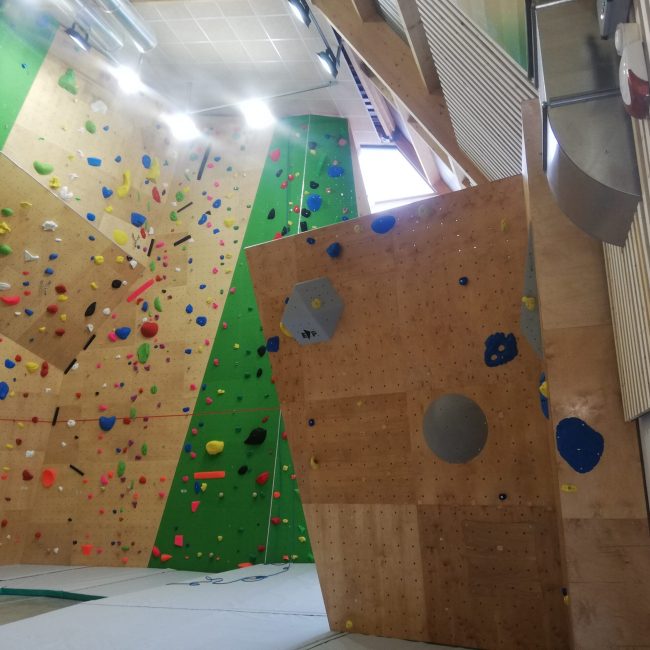 Mur d'escalade dans un gymnase à Blois